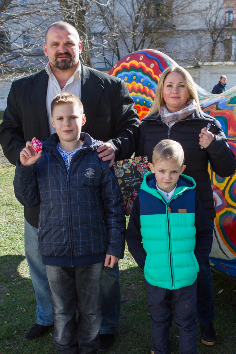 Василий Вирастюк с женой Инной и сыновьями Адамом и Олегом